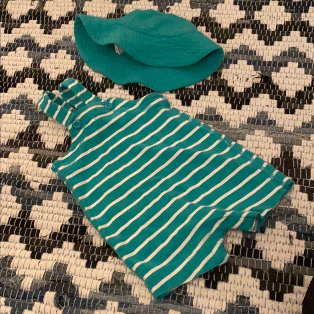Hanna Andersson Shorts romper & hat matching set